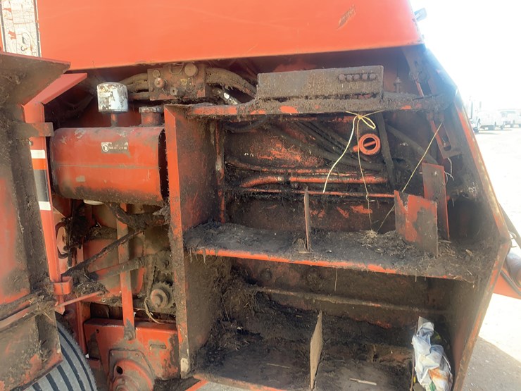 hesston-560-image-16