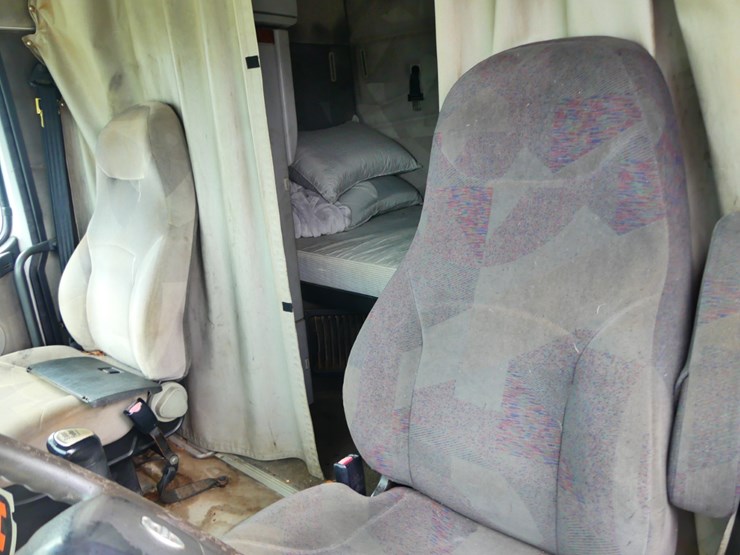 2005-volvo-semi-image-12