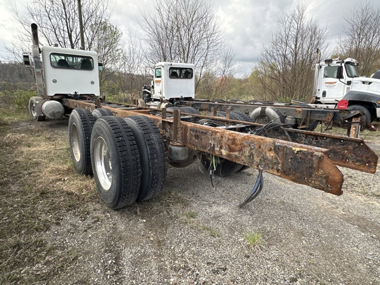 2015-peterbilt-389-image-4