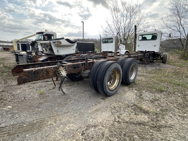 2015-peterbilt-389-image-3