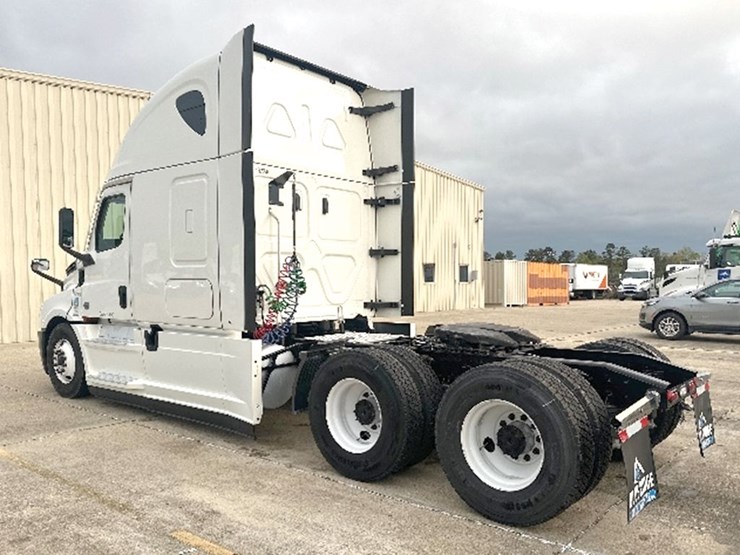 2022-freightliner-cascadia-126-image-2