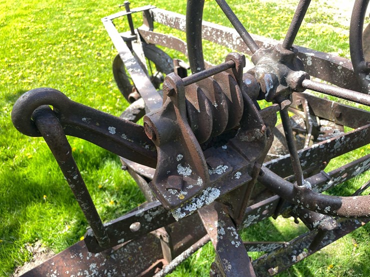 #5621-•-antique-adjustable-height-and-angle-pull-behind-road-grader-image-16