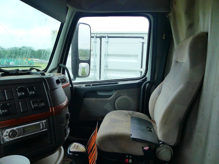 2005-volvo-semi-image-11
