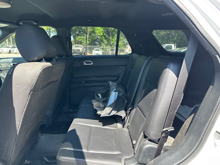 2019-ford-explorer-image-21