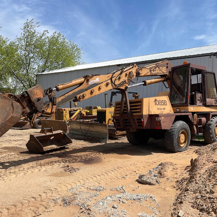CASE 1085B