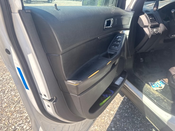 2019-ford-explorer-image-23