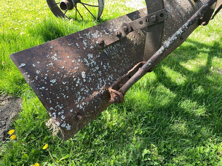 #5621-•-antique-adjustable-height-and-angle-pull-behind-road-grader-image-38