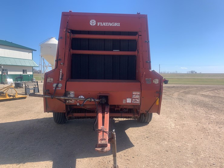 hesston-560-image-2