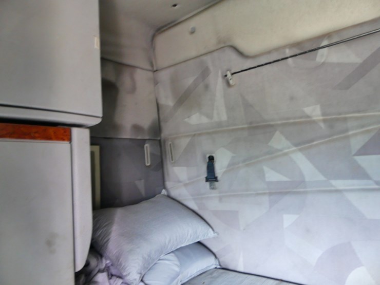 2005-volvo-semi-image-9