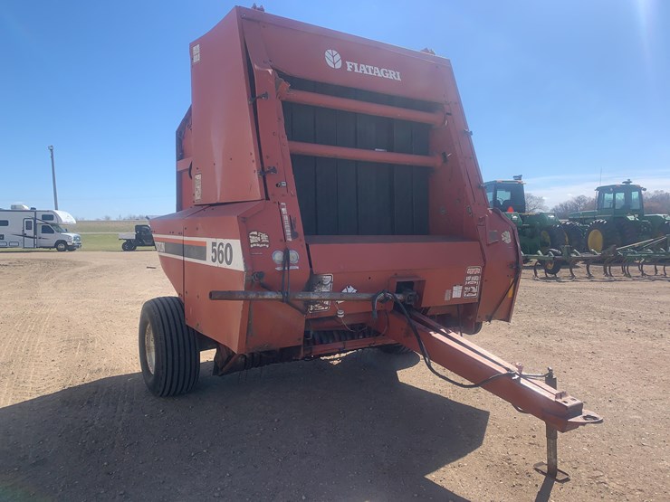 hesston-560-image-3