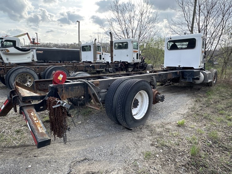 2005-peterbilt-357-image-3