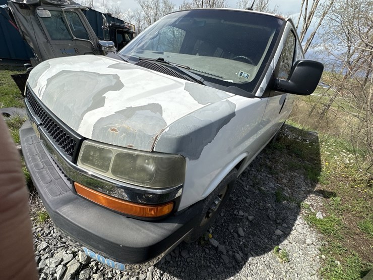 2012-chevrolet-express-image-1