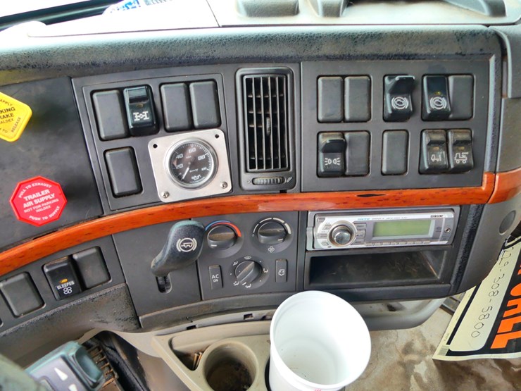 2005-volvo-semi-image-14