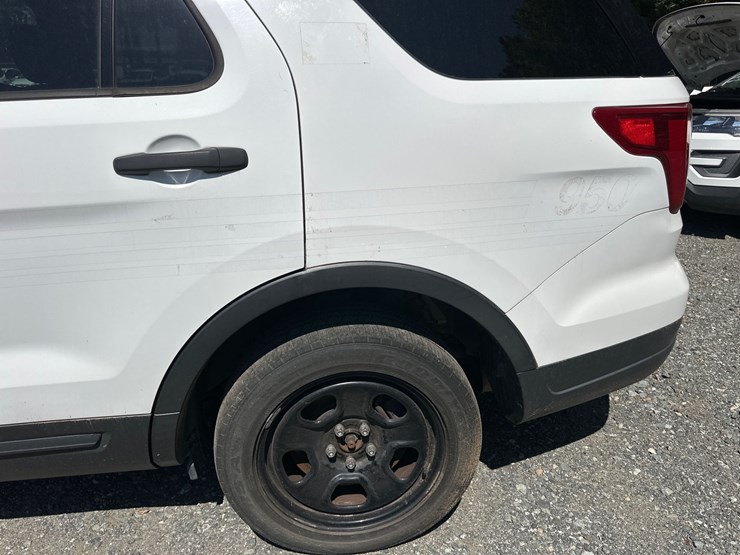 2019-ford-explorer-image-15