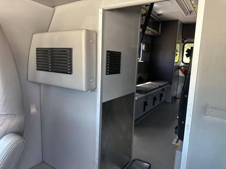 #8-•-2017-chevrolet-ambulance-4500-image-54