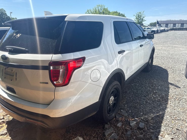2017-ford-explorer-image-13