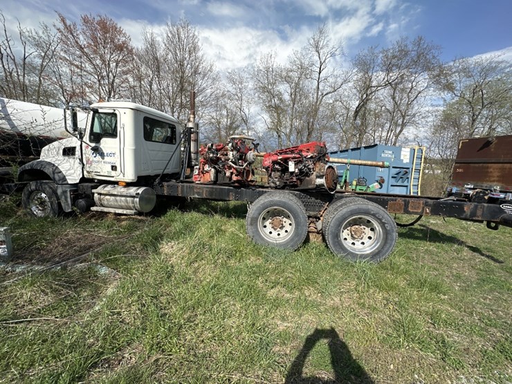 2010-mack-granite-image-2