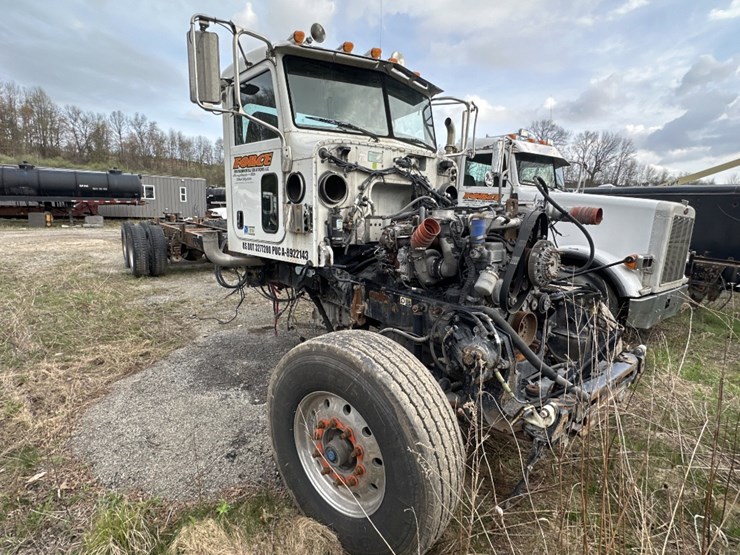 2015-peterbilt-389-image-2