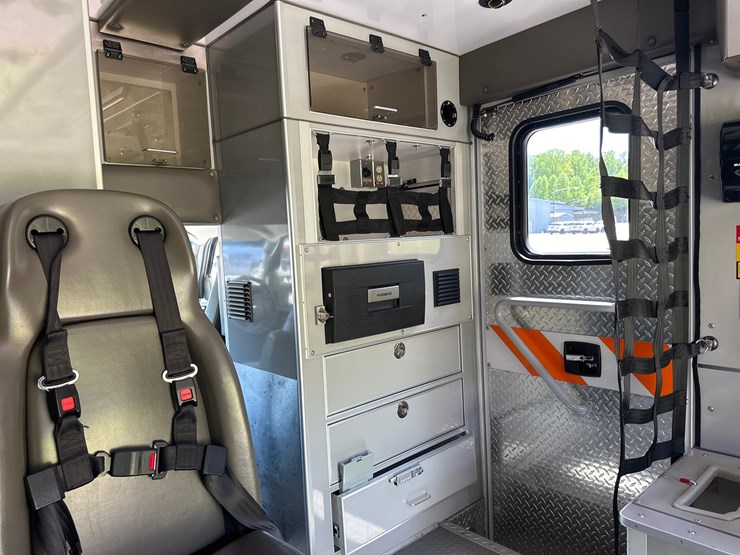 #8-•-2017-chevrolet-ambulance-4500-image-44