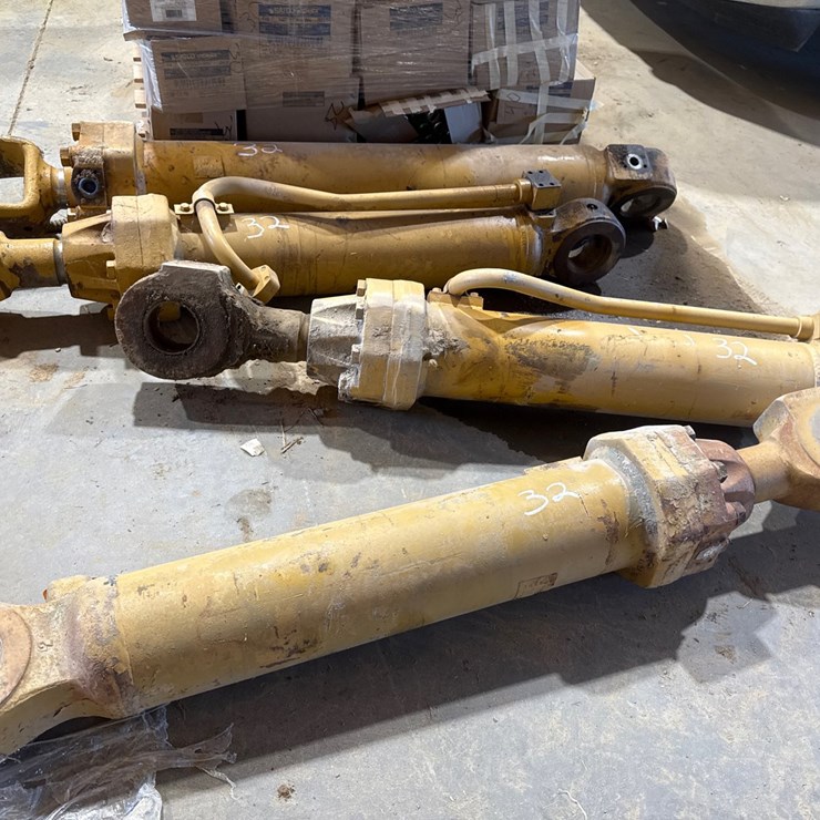 #32 • CATERPILLAR LINKAGES