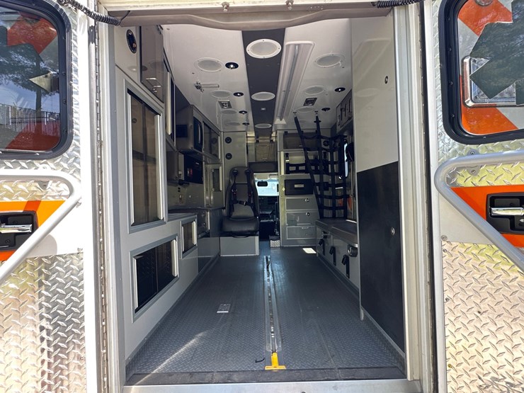 #8-•-2017-chevrolet-ambulance-4500-image-37