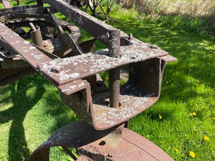 #5621-•-antique-adjustable-height-and-angle-pull-behind-road-grader-image-3