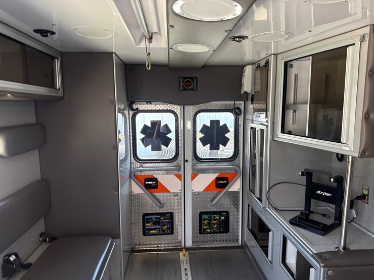 #9-•-2017-chevrolet-ambulance-4500-image-40