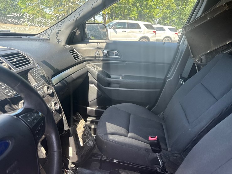 2019-ford-explorer-image-21