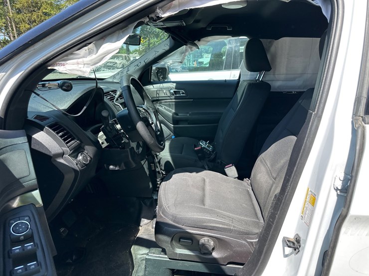 2019-ford-explorer-image-17