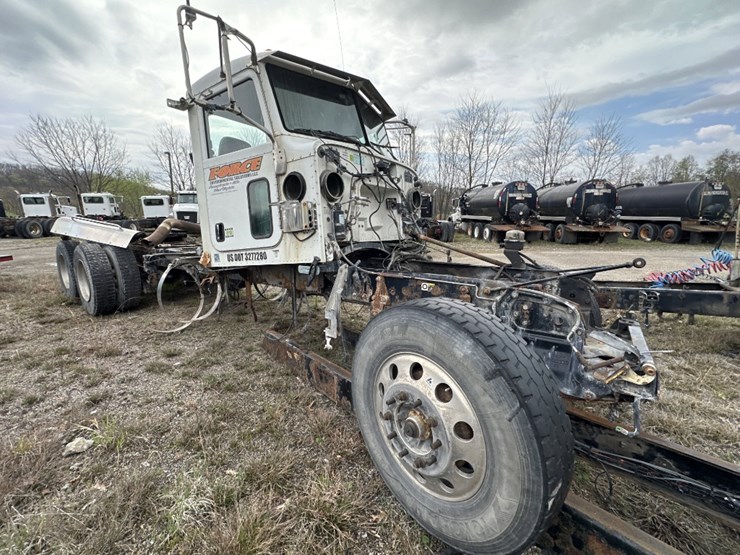 2012-peterbilt-389-image-2