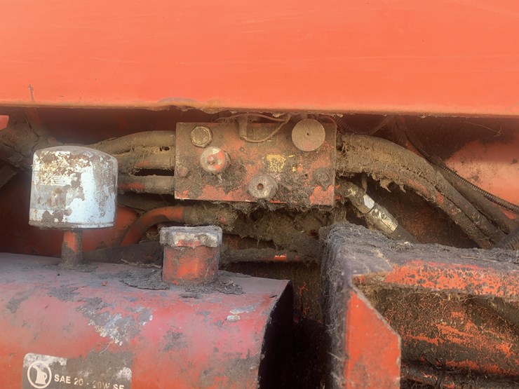hesston-560-image-17