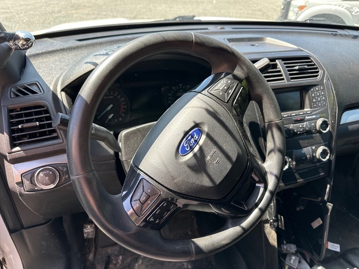 2019-ford-explorer-image-25