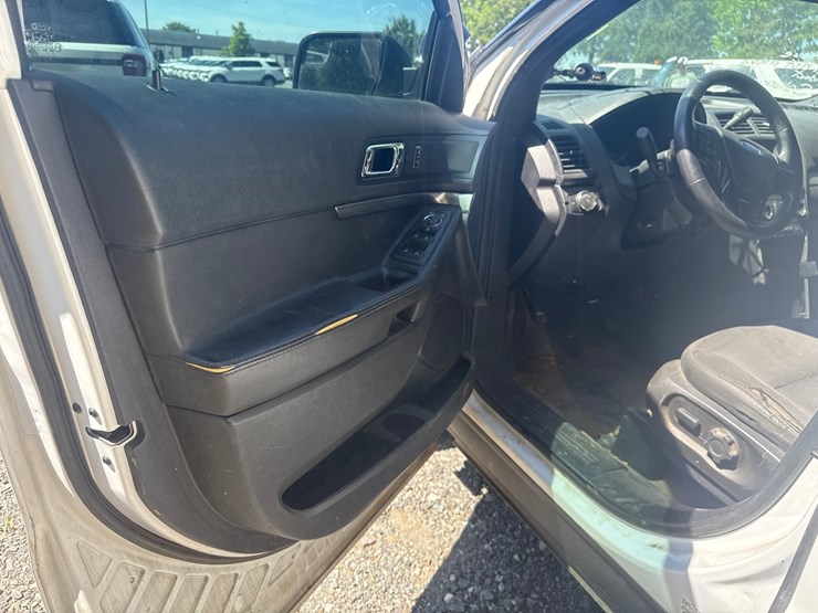 2017-ford-explorer-image-21