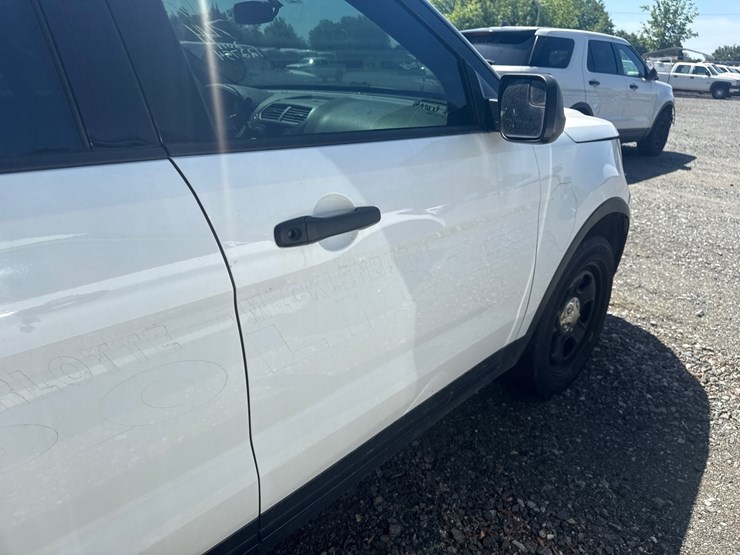 2017-ford-explorer-image-18