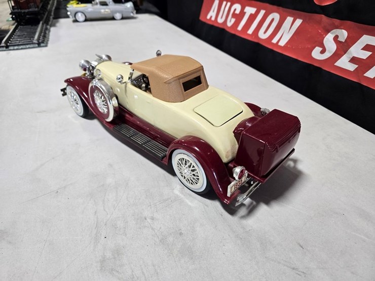 #401-•-jim-beam-1935-duesenberg-convertible-decanter-image-4