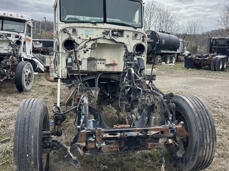 2011-peterbilt-388-image-2