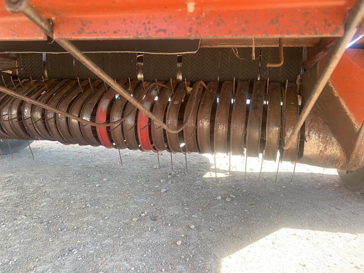 hesston-560-image-10