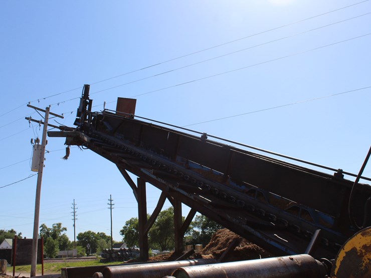 approx-250'-barn-sweep-conveyor-w/-patz-style-chain-w/-40'-incline-section-w/heavy-duty-hydraulic-drive-w/-the-rest-of-the-chain-riding-on-concrete-base-w/-idler-rolls-image-2
