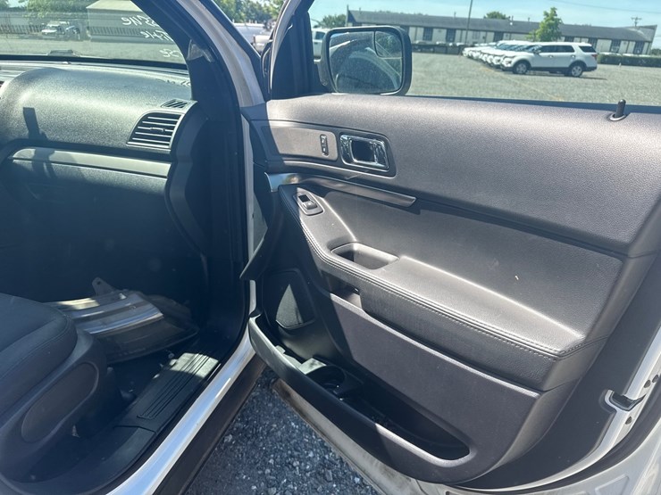 2019-ford-explorer-image-25
