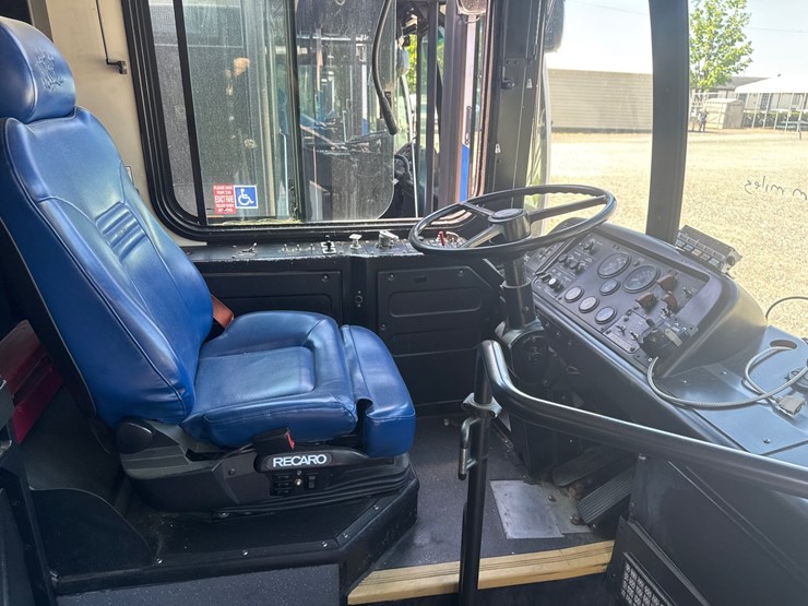 2012-gillig-low-floor-image-23