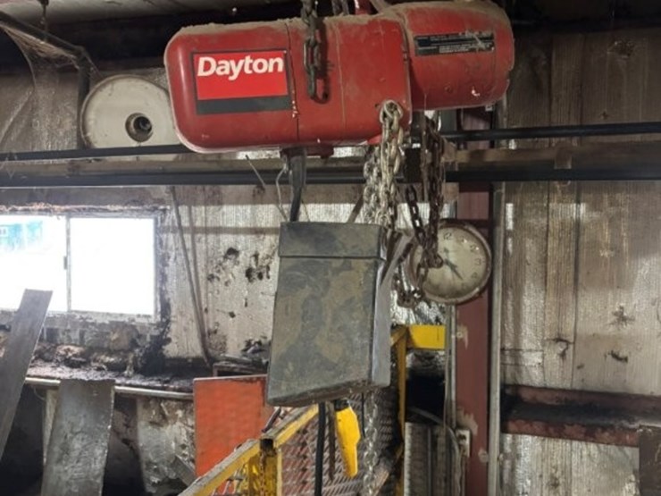 dayton-1-ton-electric-chain-hoist-image-1