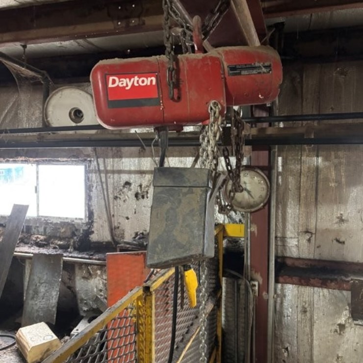 Dayton 1 Ton Electric Chain Hoist