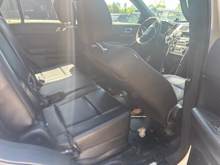 2019-ford-explorer-image-37
