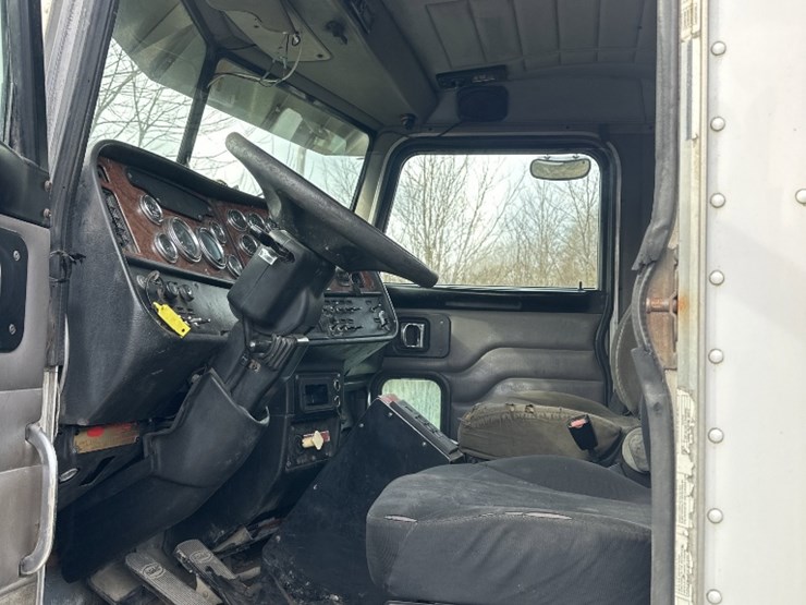 2005-peterbilt-357-image-5