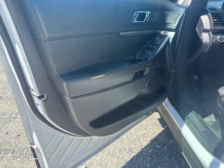 2019-ford-explorer-image-18