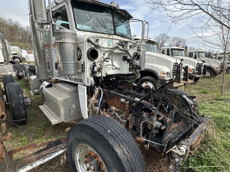 2013-peterbilt-388-image-2
