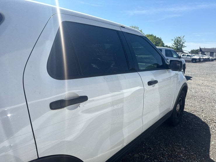 2017-ford-explorer-image-17
