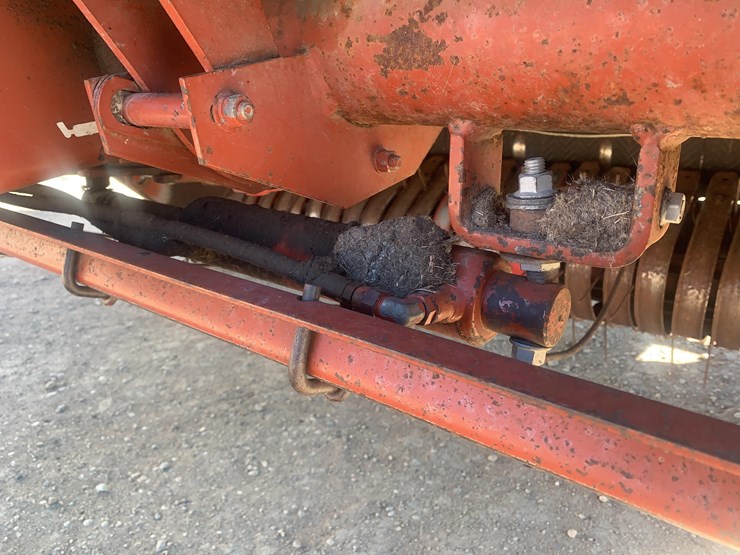 hesston-560-image-23