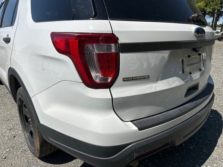 2019-ford-explorer-image-16