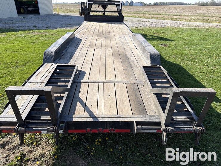 2009-load-max-tri/a-gooseneck-flatbed-trailer-image-12